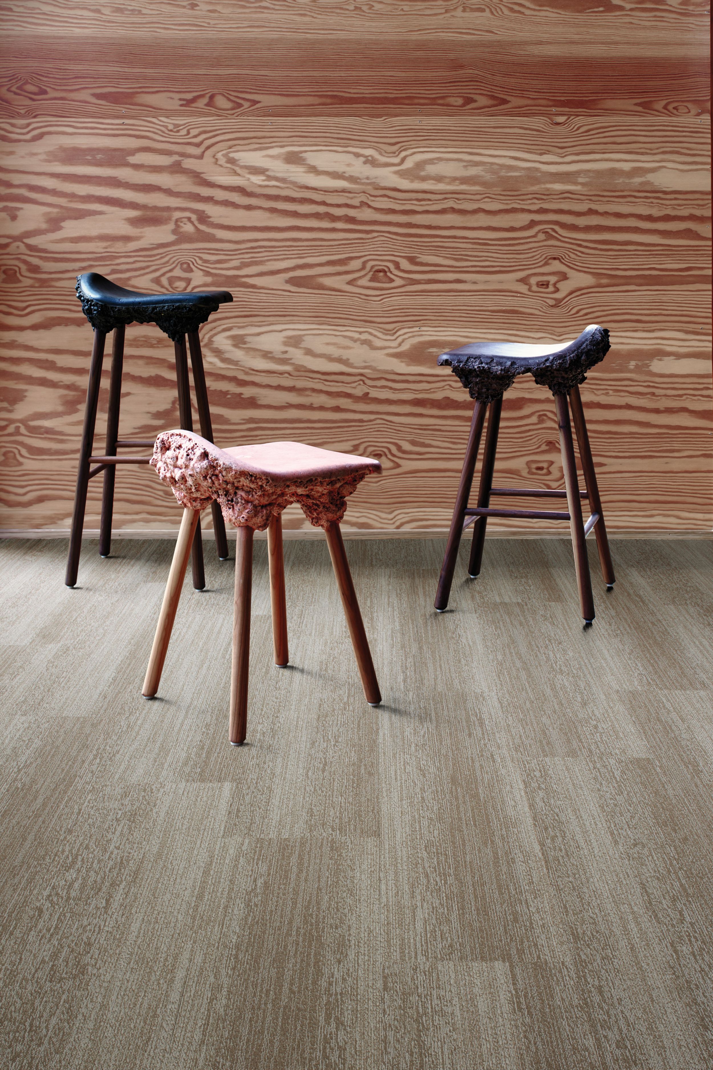 Interface Touch of Timber plank carpet tile in room with plywood wall and three unusual stools número de imagen 1
